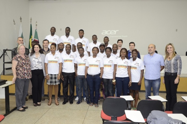 UENP recebe delegação de Camarões